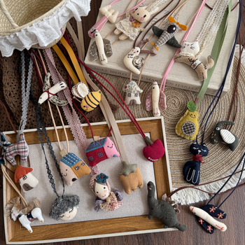 Auduma kaklarota ar animētu dzīvnieka tēlu, roku darbs, kulons