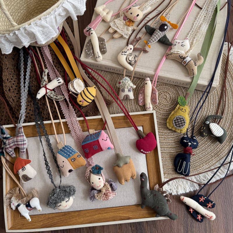 Auduma kaklarota ar animētu dzīvnieka tēlu, roku darbs, kulons