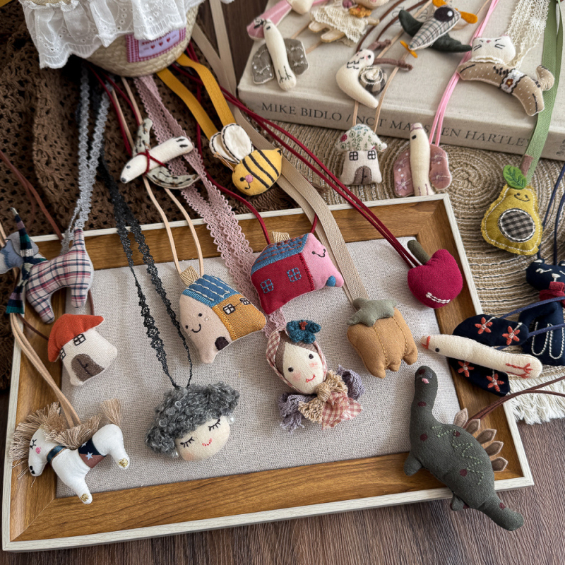 Auduma kaklarota ar animētu dzīvnieka tēlu, roku darbs, kulons