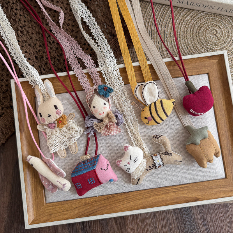 Auduma kaklarota ar animētu dzīvnieka tēlu, roku darbs, kulons