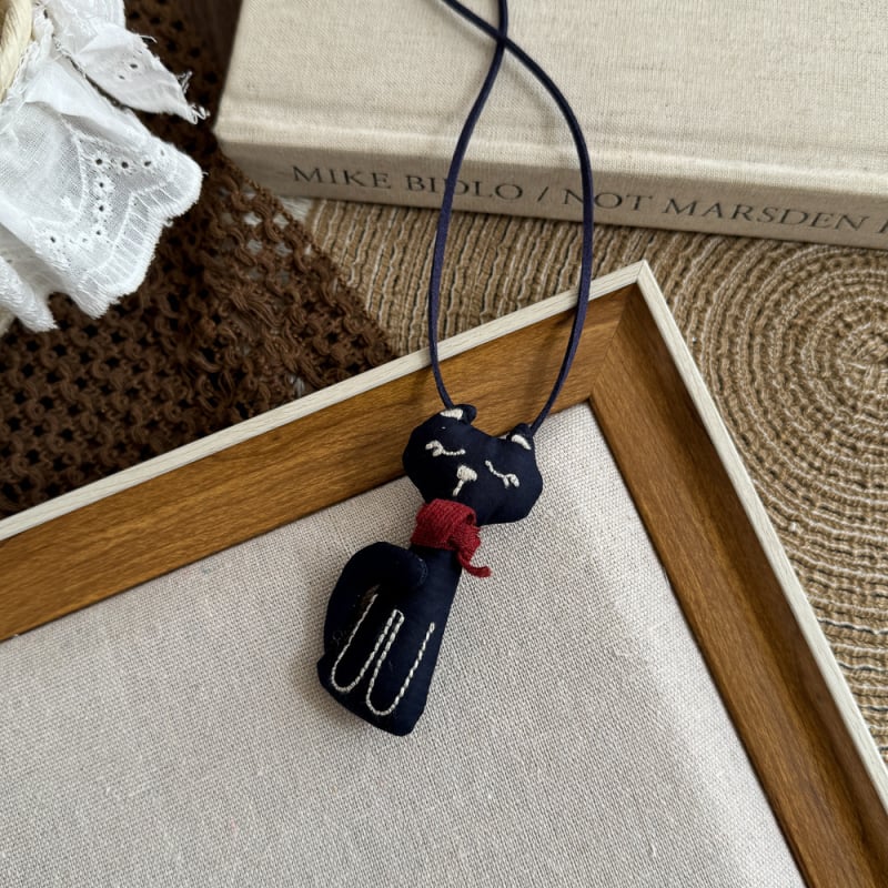 Auduma kaklarota ar animētu dzīvnieka tēlu, roku darbs, kulons