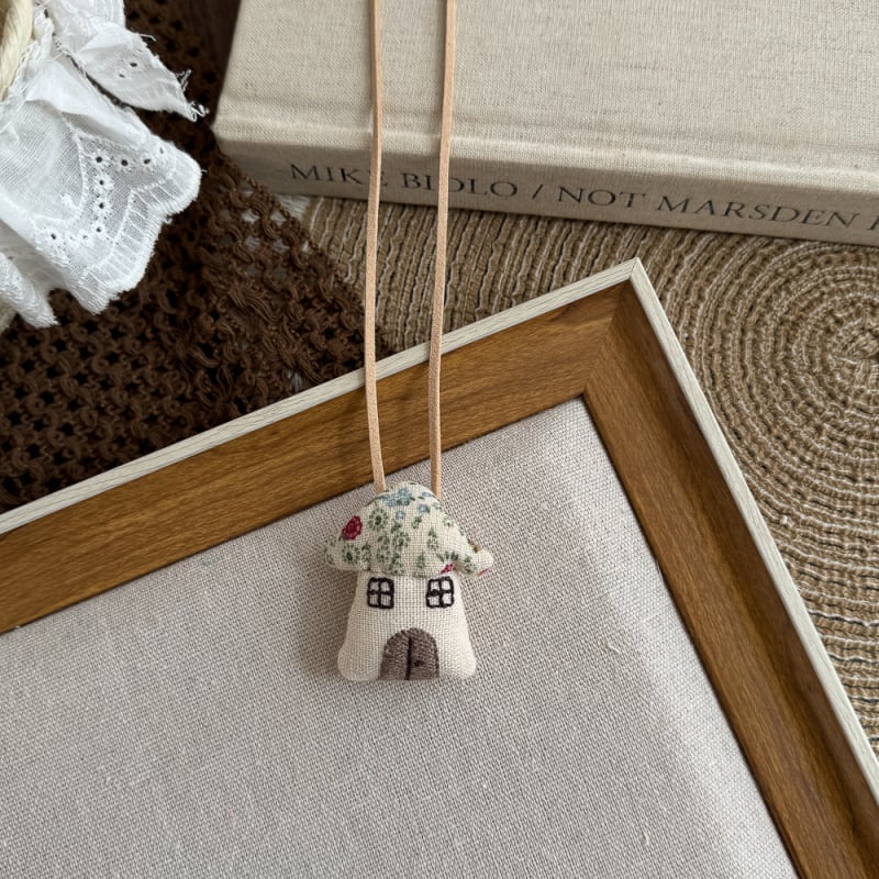 Auduma kaklarota ar animētu dzīvnieka tēlu, roku darbs, kulons