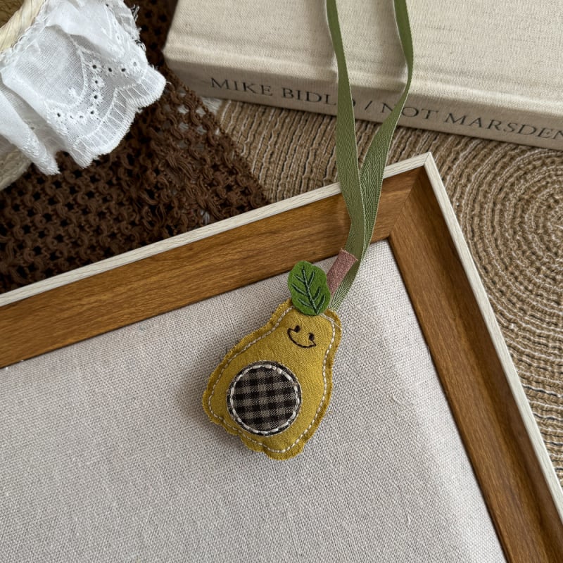 Auduma kaklarota ar animētu dzīvnieka tēlu, roku darbs, kulons