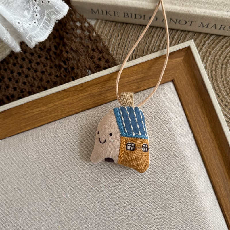 Auduma kaklarota ar animētu dzīvnieka tēlu, roku darbs, kulons