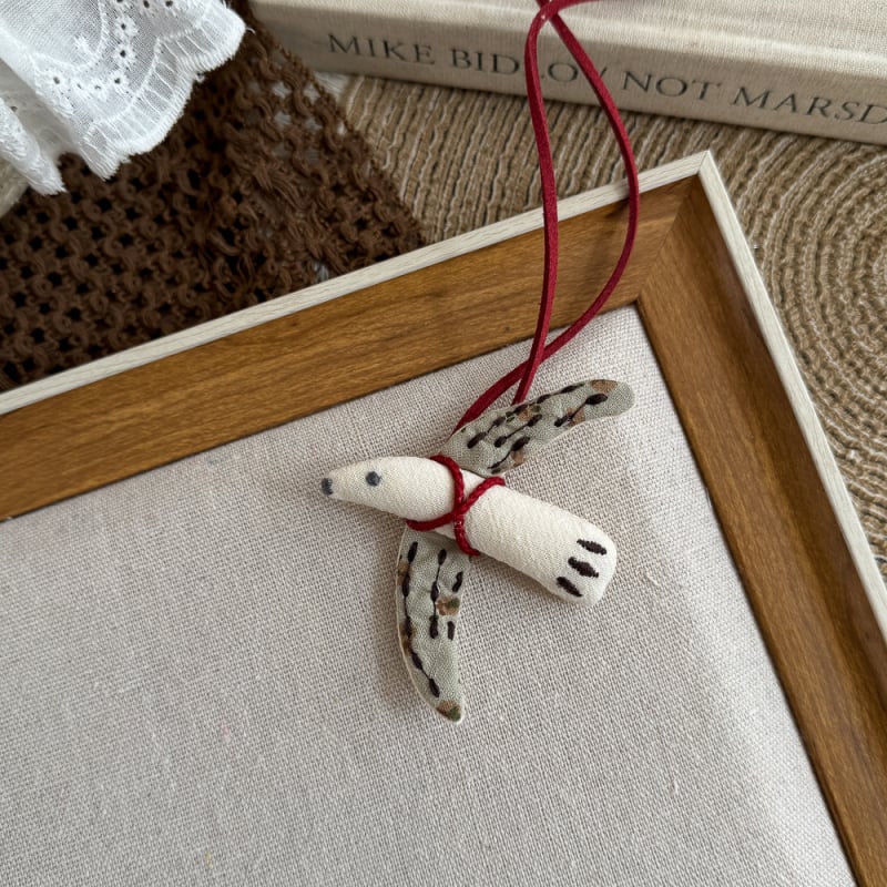 Auduma kaklarota ar animētu dzīvnieka tēlu, roku darbs, kulons