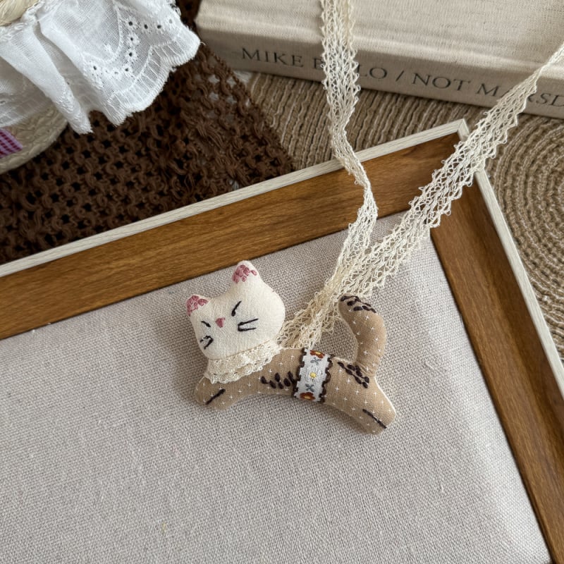 Auduma kaklarota ar animētu dzīvnieka tēlu, roku darbs, kulons