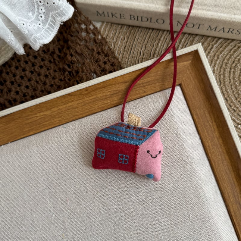 Auduma kaklarota ar animētu dzīvnieka tēlu, roku darbs, kulons