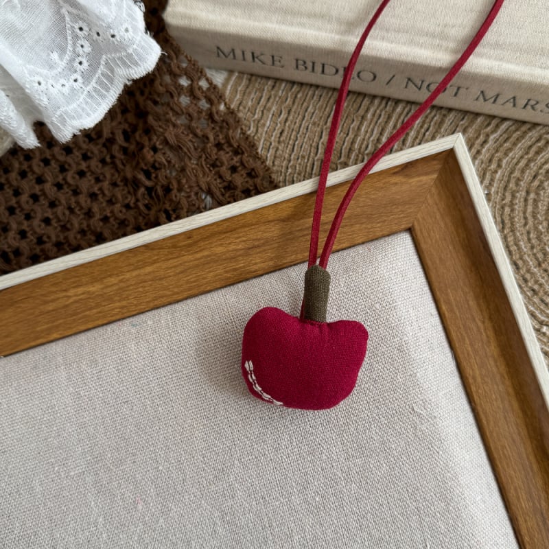 Auduma kaklarota ar animētu dzīvnieka tēlu, roku darbs, kulons