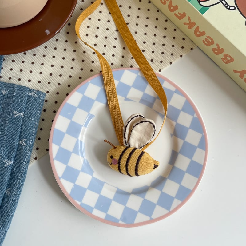 Auduma kaklarota ar animētu dzīvnieka tēlu, roku darbs, kulons