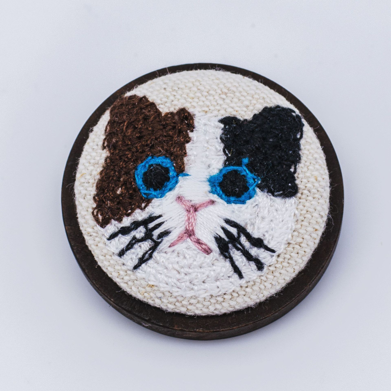 Broš s 3D izvezom mačke na tkanini, okruglog oblika, životinjski motiv, podrijetlo Chongqing