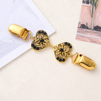 Metāla sirds formas adījuma un šalles sprādze sievietēm, ar elektroplatingu, iekļautiem mākslīgajiem akmeņiem no sakaļas