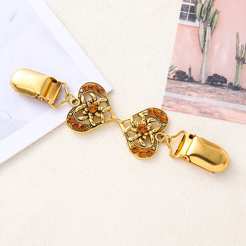 Metāla sirds formas adījuma un šalles sprādze sievietēm, ar elektroplatingu, iekļautiem mākslīgajiem akmeņiem no sakaļas