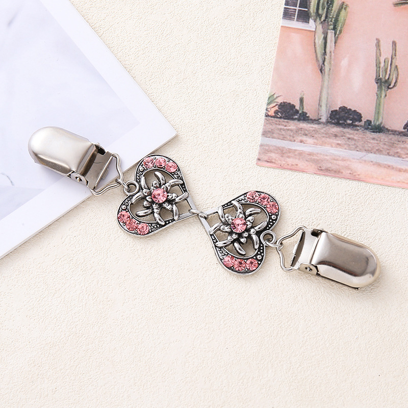 Metāla sirds formas adījuma un šalles sprādze sievietēm, ar elektroplatingu, iekļautiem mākslīgajiem akmeņiem no sakaļas