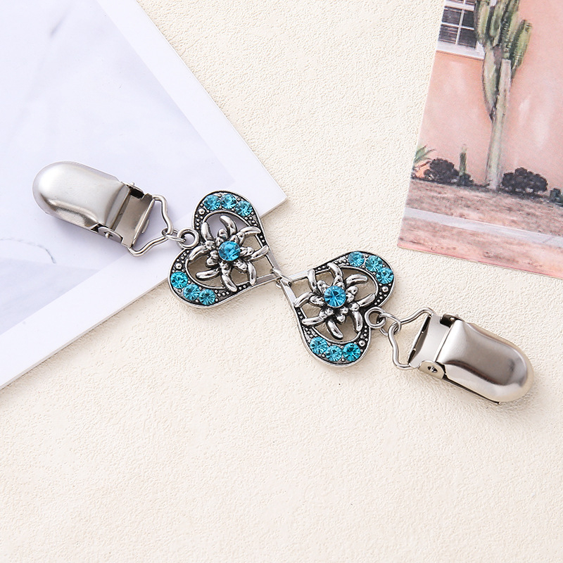 Metāla sirds formas adījuma un šalles sprādze sievietēm, ar elektroplatingu, iekļautiem mākslīgajiem akmeņiem no sakaļas