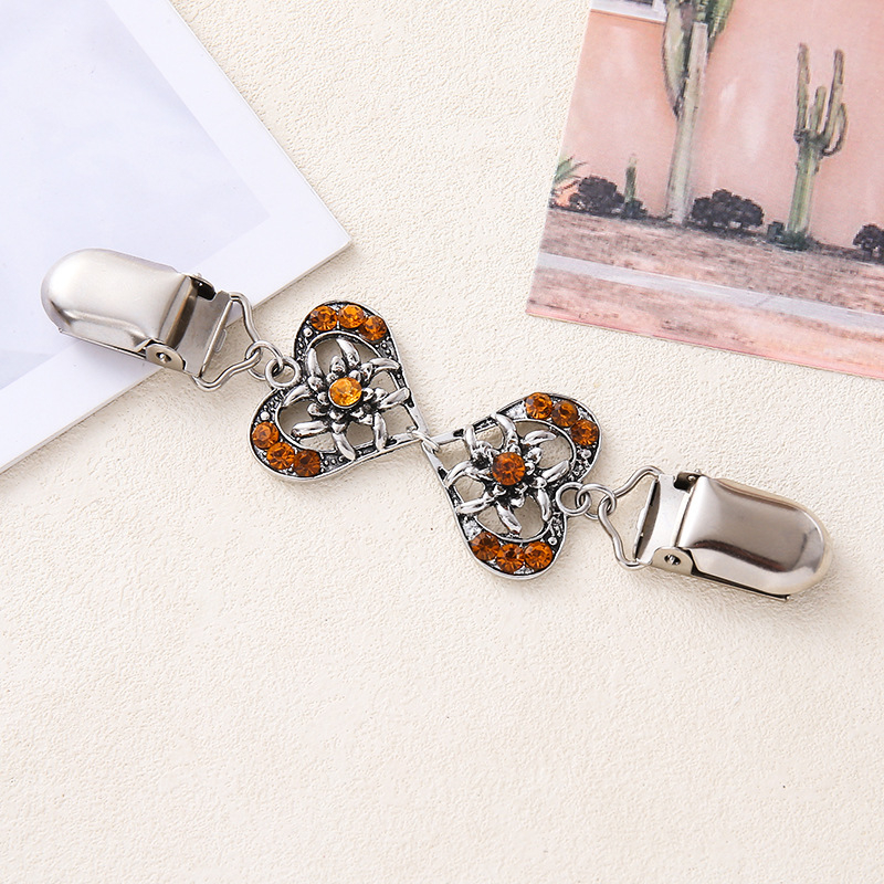 Metāla sirds formas adījuma un šalles sprādze sievietēm, ar elektroplatingu, iekļautiem mākslīgajiem akmeņiem no sakaļas