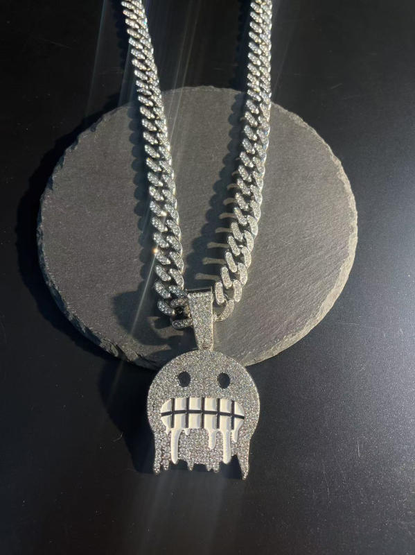 Geometriska kaklarota no cinka sakausējuma ar pilnu diamant kulonu, hip-hop stils – Hengfai xinda