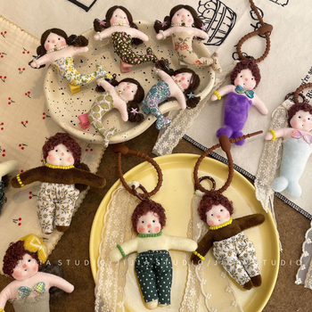 Pliušinė undinėlės lėlė – raktų pakabukas ir plaukų segtukas, Korėjos stiliaus, mieli garbanoti plaukai, gėlių raštas, rankų siūtas