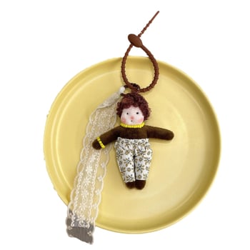 Pliušinė undinėlės lėlė – raktų pakabukas ir plaukų segtukas, Korėjos stiliaus, mieli garbanoti plaukai, gėlių raštas, rankų siūtas