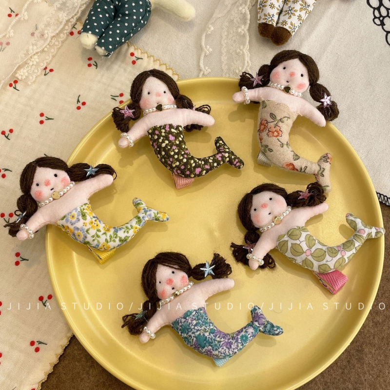 Pliušinė undinėlės lėlė – raktų pakabukas ir plaukų segtukas, Korėjos stiliaus, mieli garbanoti plaukai, gėlių raštas, rankų siūtas