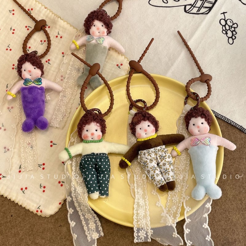 Pliušinė undinėlės lėlė – raktų pakabukas ir plaukų segtukas, Korėjos stiliaus, mieli garbanoti plaukai, gėlių raštas, rankų siūtas