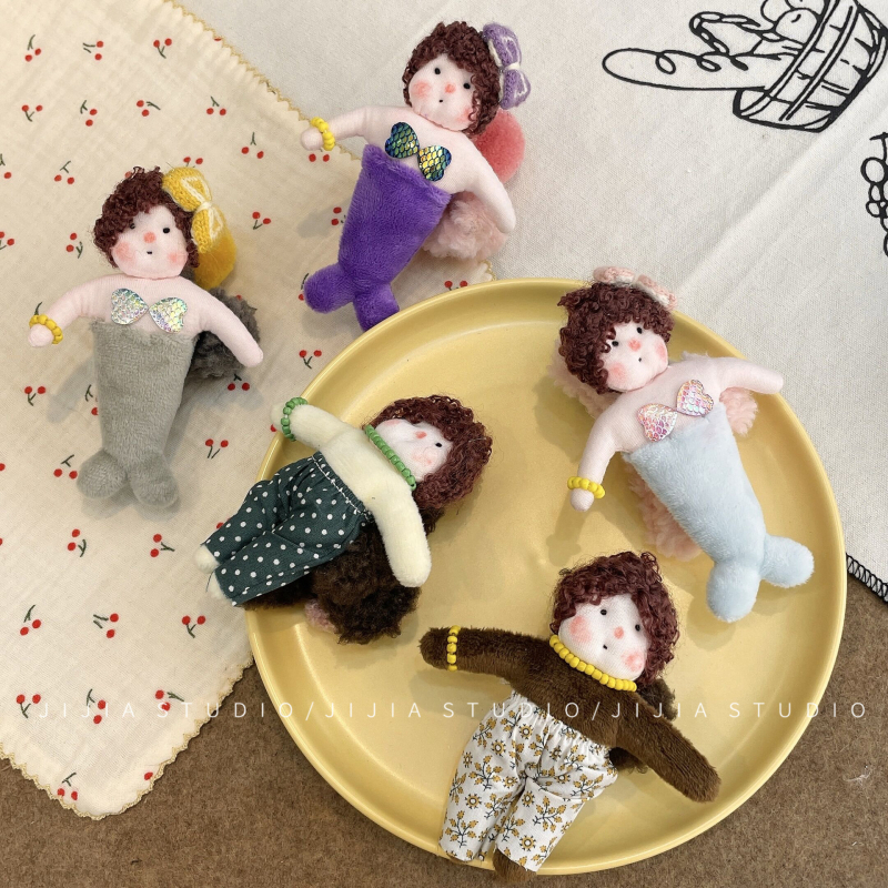 Pliušinė undinėlės lėlė – raktų pakabukas ir plaukų segtukas, Korėjos stiliaus, mieli garbanoti plaukai, gėlių raštas, rankų siūtas