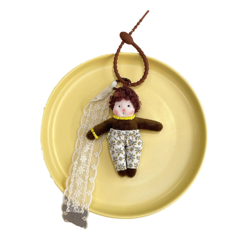 Pliušinė undinėlės lėlė – raktų pakabukas ir plaukų segtukas, Korėjos stiliaus, mieli garbanoti plaukai, gėlių raštas, rankų siūtas