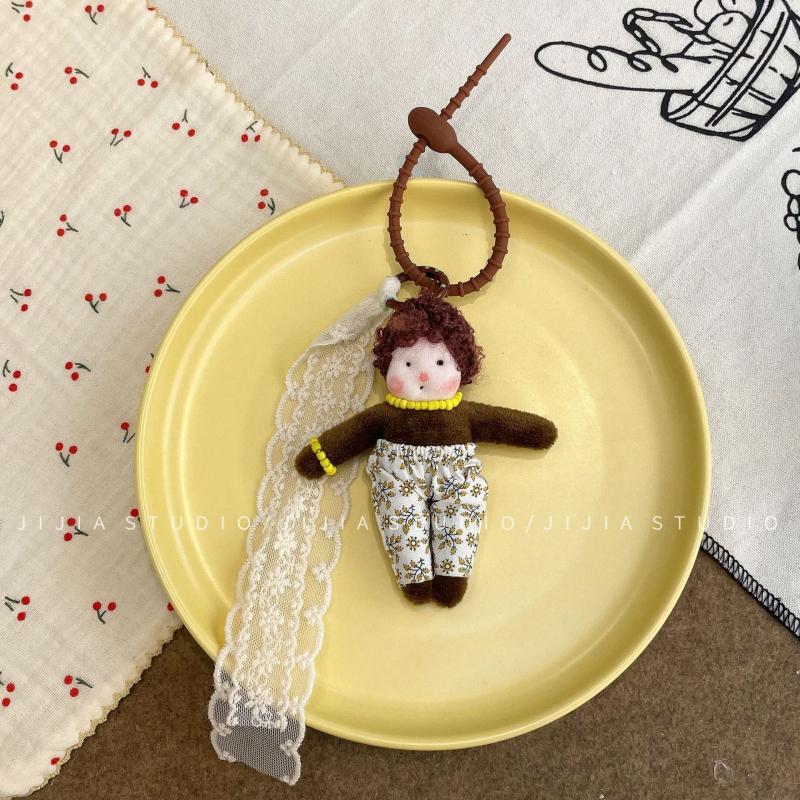 Pliušinė undinėlės lėlė – raktų pakabukas ir plaukų segtukas, Korėjos stiliaus, mieli garbanoti plaukai, gėlių raštas, rankų siūtas