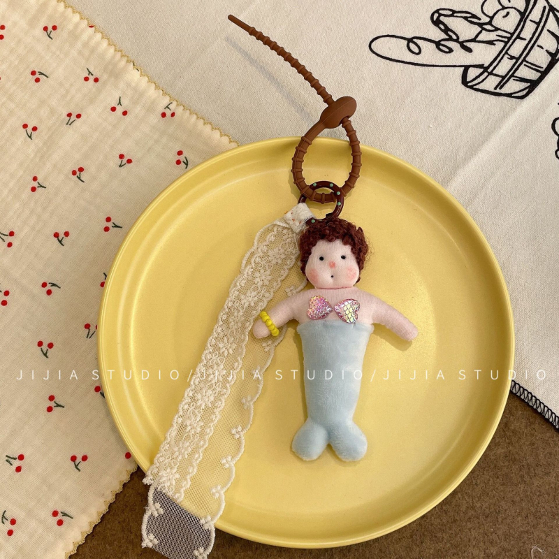 Pliušinė undinėlės lėlė – raktų pakabukas ir plaukų segtukas, Korėjos stiliaus, mieli garbanoti plaukai, gėlių raštas, rankų siūtas