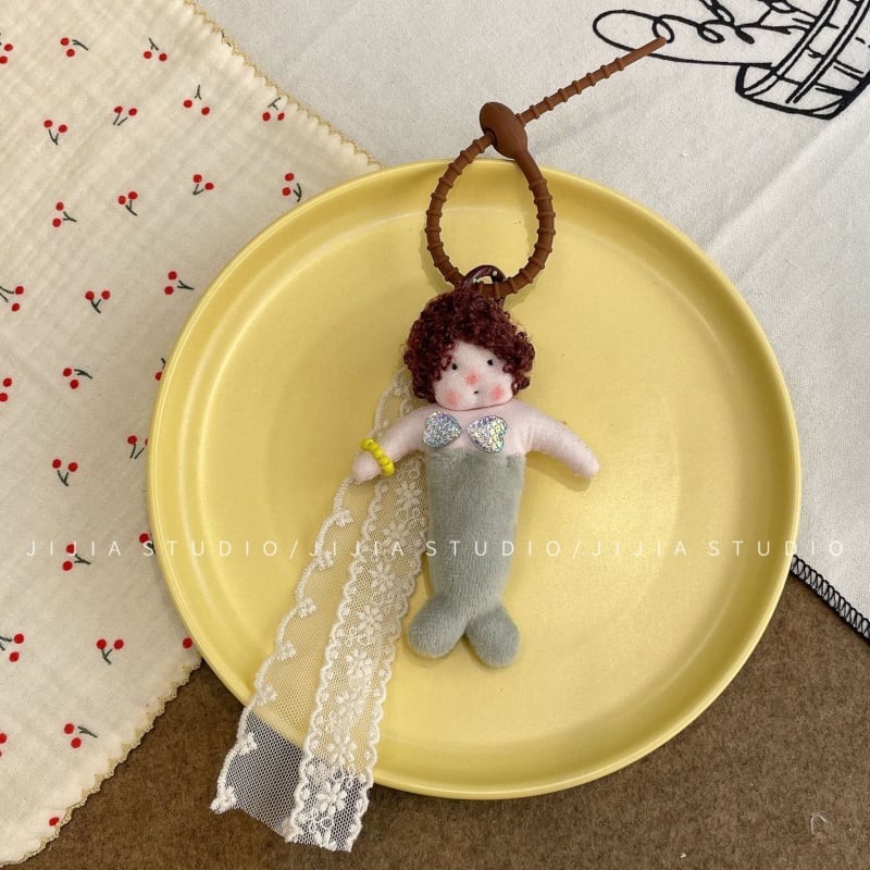 Pliušinė undinėlės lėlė – raktų pakabukas ir plaukų segtukas, Korėjos stiliaus, mieli garbanoti plaukai, gėlių raštas, rankų siūtas