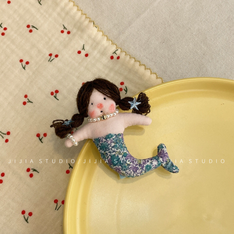 Pliušinė undinėlės lėlė – raktų pakabukas ir plaukų segtukas, Korėjos stiliaus, mieli garbanoti plaukai, gėlių raštas, rankų siūtas