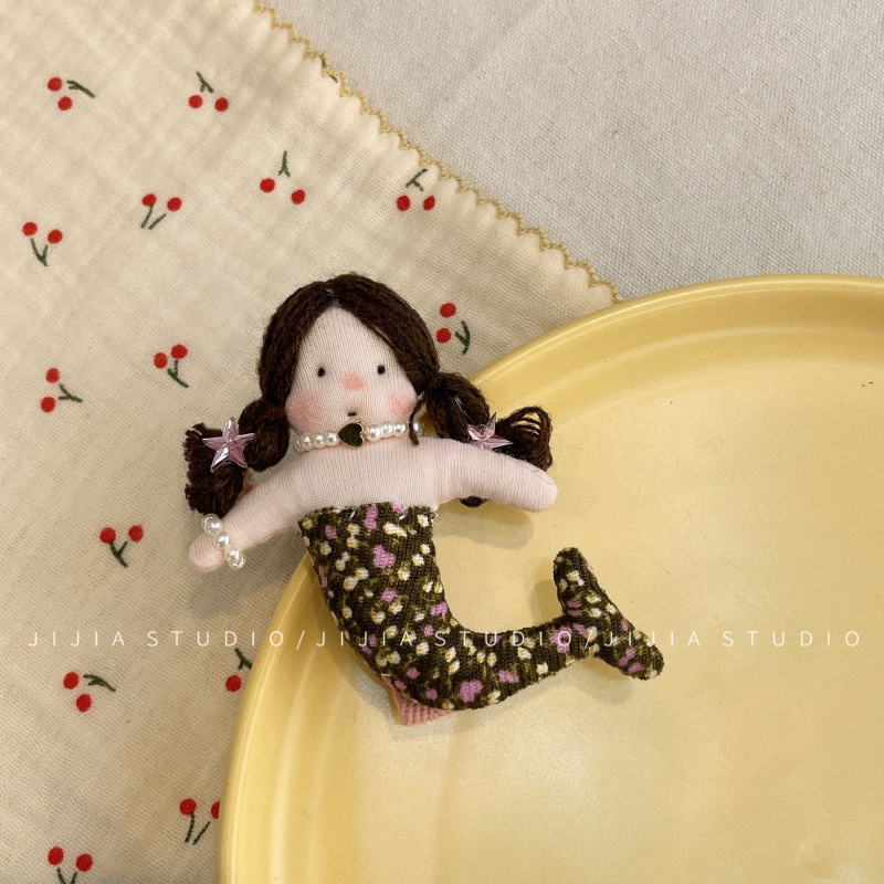 Pliušinė undinėlės lėlė – raktų pakabukas ir plaukų segtukas, Korėjos stiliaus, mieli garbanoti plaukai, gėlių raštas, rankų siūtas