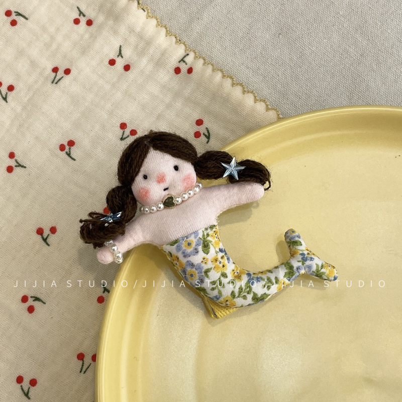 Pliušinė undinėlės lėlė – raktų pakabukas ir plaukų segtukas, Korėjos stiliaus, mieli garbanoti plaukai, gėlių raštas, rankų siūtas