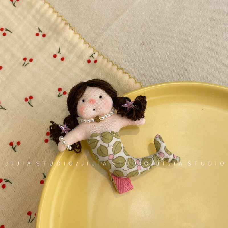 Pliušinė undinėlės lėlė – raktų pakabukas ir plaukų segtukas, Korėjos stiliaus, mieli garbanoti plaukai, gėlių raštas, rankų siūtas