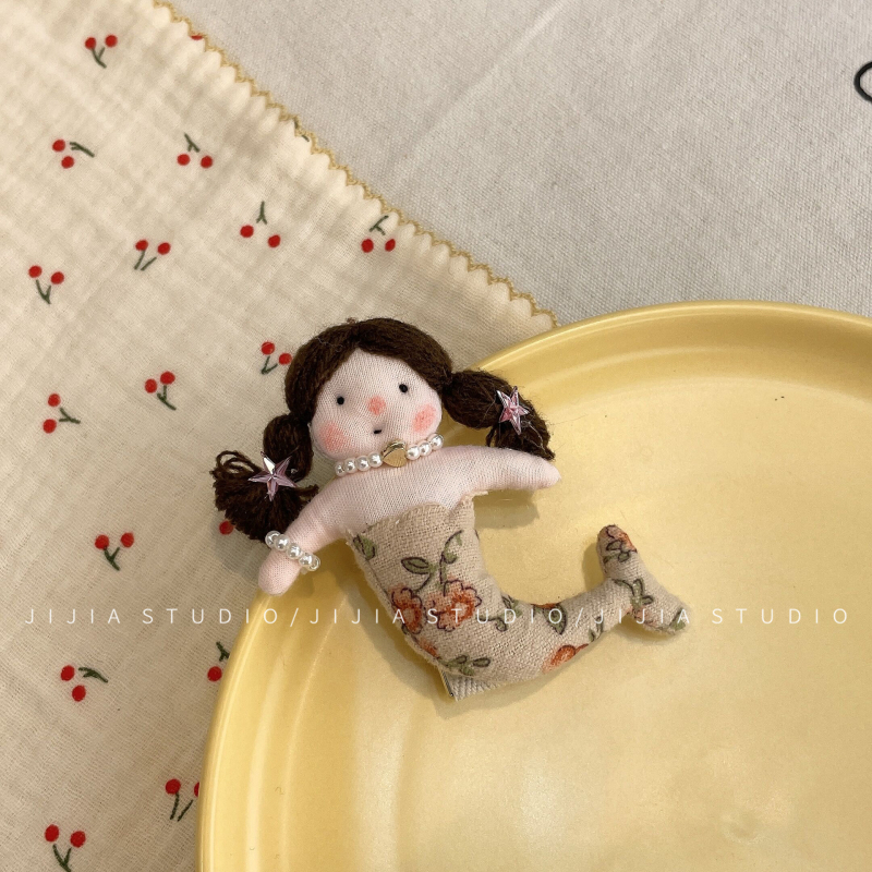 Pliušinė undinėlės lėlė – raktų pakabukas ir plaukų segtukas, Korėjos stiliaus, mieli garbanoti plaukai, gėlių raštas, rankų siūtas