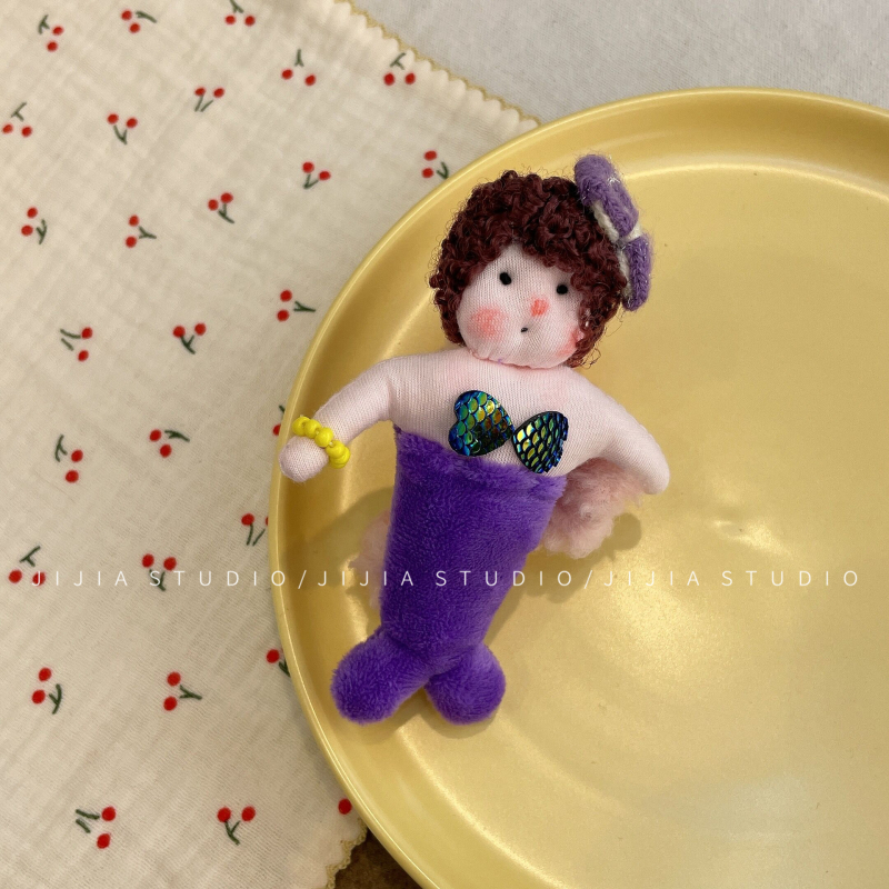 Pliušinė undinėlės lėlė – raktų pakabukas ir plaukų segtukas, Korėjos stiliaus, mieli garbanoti plaukai, gėlių raštas, rankų siūtas