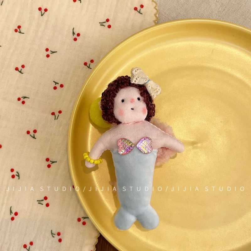 Pliušinė undinėlės lėlė – raktų pakabukas ir plaukų segtukas, Korėjos stiliaus, mieli garbanoti plaukai, gėlių raštas, rankų siūtas