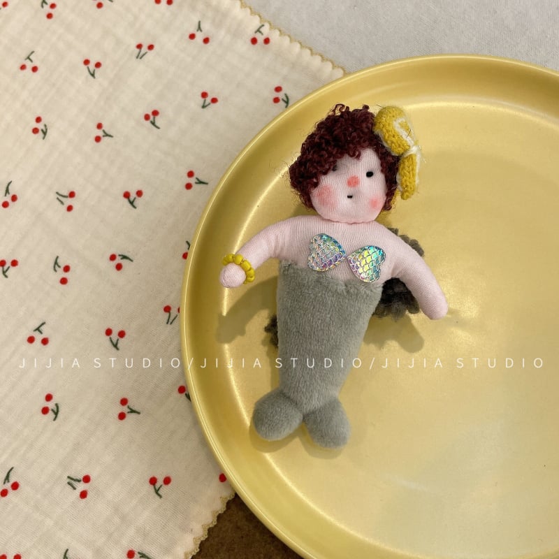 Pliušinė undinėlės lėlė – raktų pakabukas ir plaukų segtukas, Korėjos stiliaus, mieli garbanoti plaukai, gėlių raštas, rankų siūtas