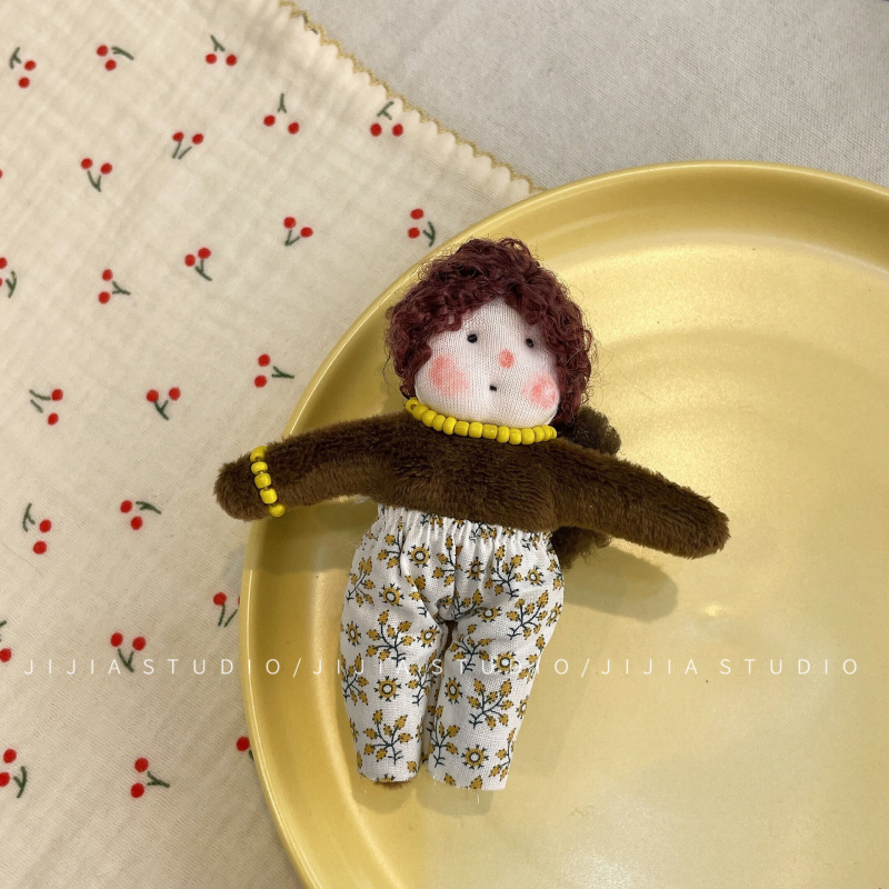 Pliušinė undinėlės lėlė – raktų pakabukas ir plaukų segtukas, Korėjos stiliaus, mieli garbanoti plaukai, gėlių raštas, rankų siūtas