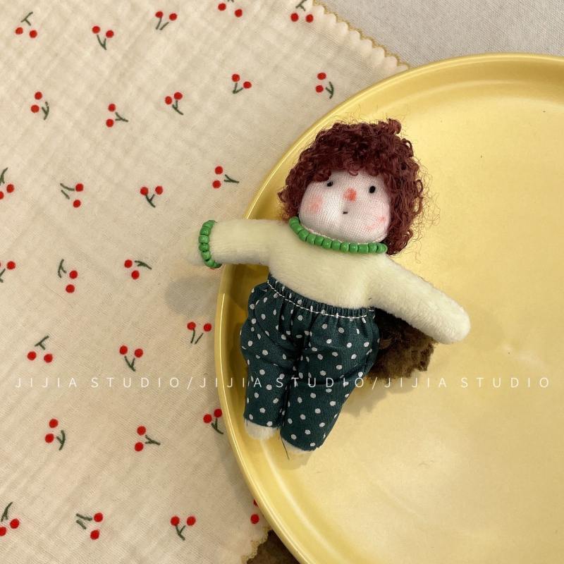 Pliušinė undinėlės lėlė – raktų pakabukas ir plaukų segtukas, Korėjos stiliaus, mieli garbanoti plaukai, gėlių raštas, rankų siūtas