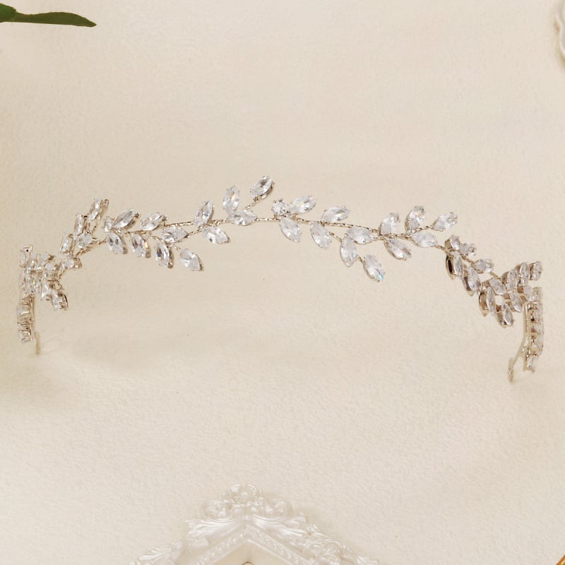 Korejas stilā matu lente ar cirkoniem, lapu formas, divslāņu dimantu mīkstā ķēdīte, kāzas aksessārs