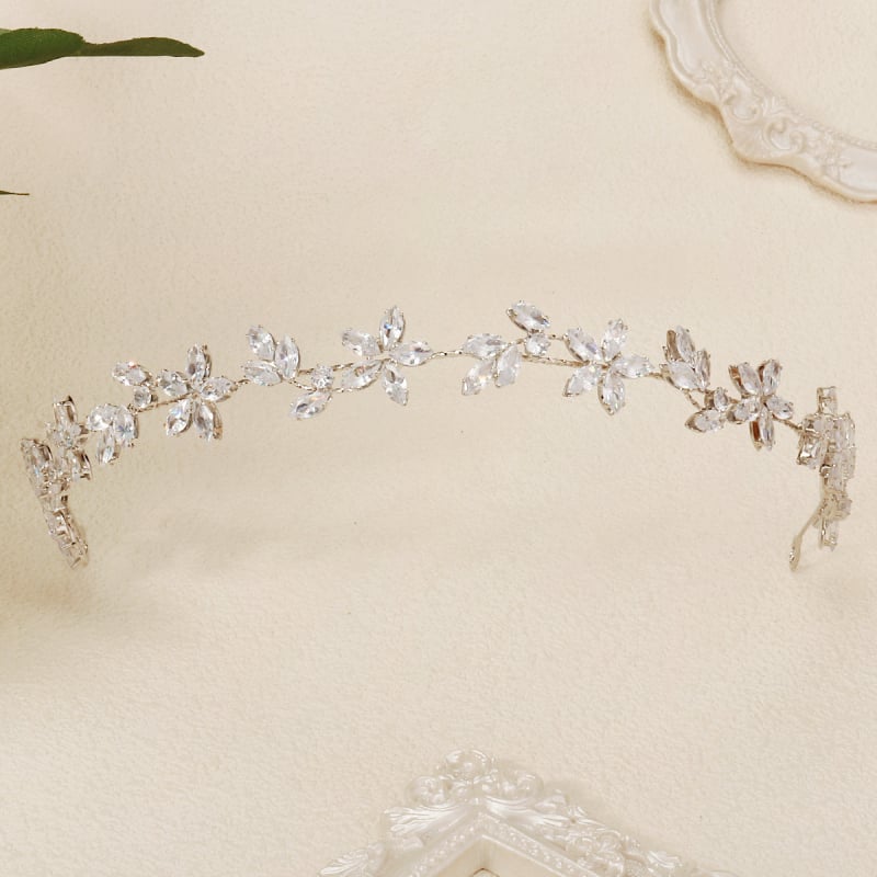 Korejas stilā matu lente ar cirkoniem, lapu formas, divslāņu dimantu mīkstā ķēdīte, kāzas aksessārs