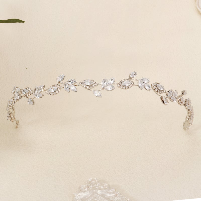 Korejas stilā matu lente ar cirkoniem, lapu formas, divslāņu dimantu mīkstā ķēdīte, kāzas aksessārs