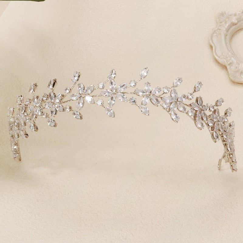 Korejas stilā matu lente ar cirkoniem, lapu formas, divslāņu dimantu mīkstā ķēdīte, kāzas aksessārs