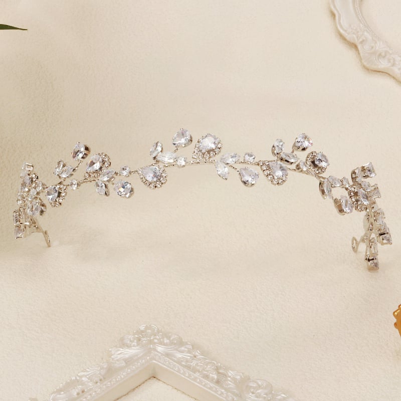 Korejas stilā matu lente ar cirkoniem, lapu formas, divslāņu dimantu mīkstā ķēdīte, kāzas aksessārs