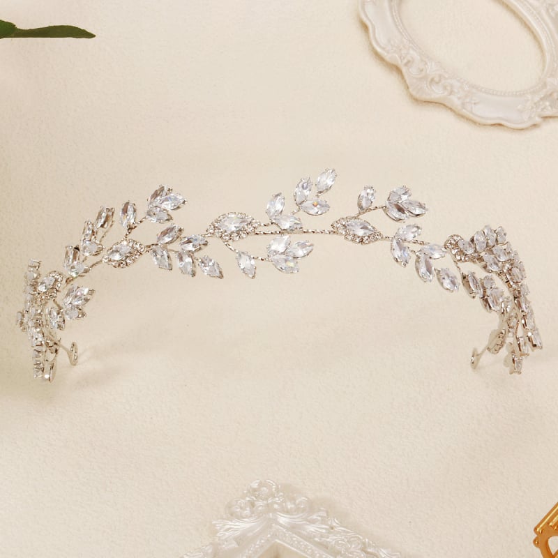 Korejas stilā matu lente ar cirkoniem, lapu formas, divslāņu dimantu mīkstā ķēdīte, kāzas aksessārs