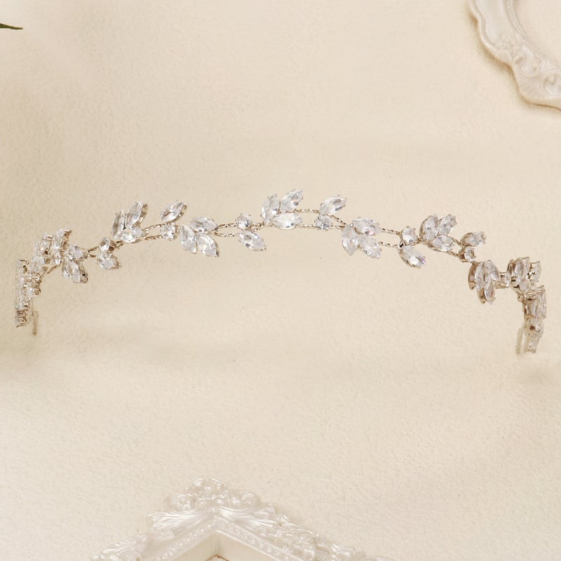 Korejas stilā matu lente ar cirkoniem, lapu formas, divslāņu dimantu mīkstā ķēdīte, kāzas aksessārs