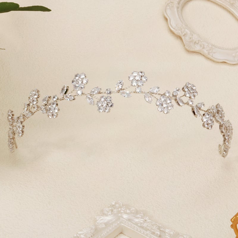 Korejas stilā matu lente ar cirkoniem, lapu formas, divslāņu dimantu mīkstā ķēdīte, kāzas aksessārs