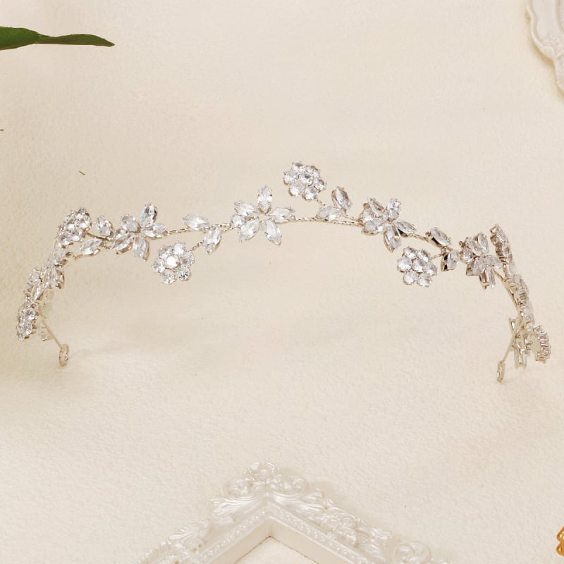 Korejas stilā matu lente ar cirkoniem, lapu formas, divslāņu dimantu mīkstā ķēdīte, kāzas aksessārs