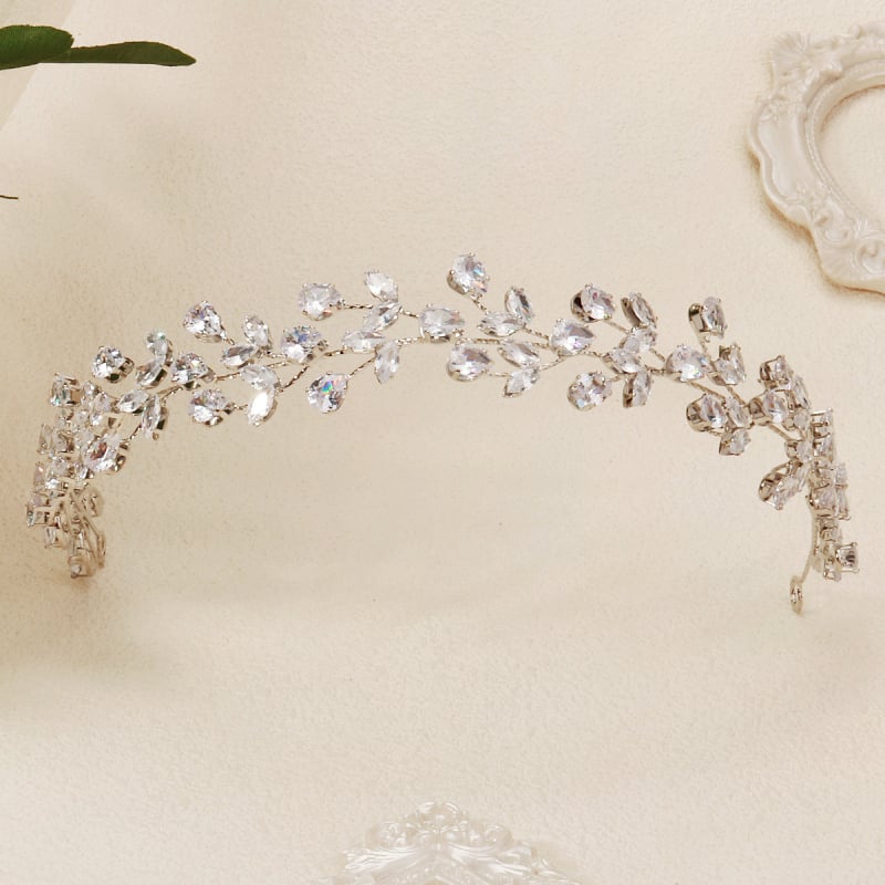 Korejas stilā matu lente ar cirkoniem, lapu formas, divslāņu dimantu mīkstā ķēdīte, kāzas aksessārs