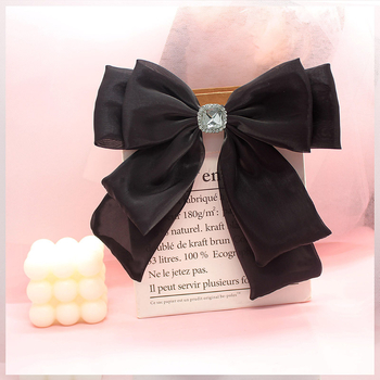 Kakla spraudnis ar ziedu apkaklei — tīkla loka broš, diagonālais loks, divslāņu dizains, kristāla akcenta uz dekoltē